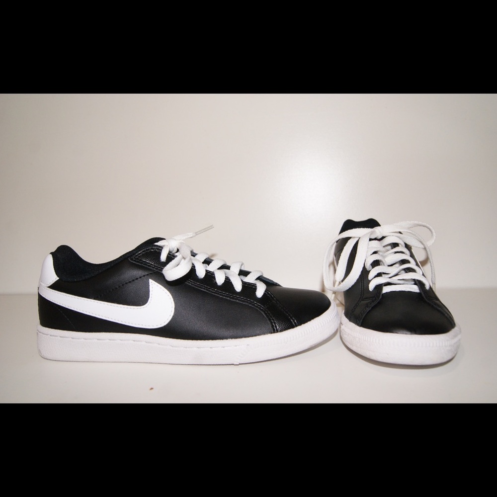 Nike black sneakers w/ purple interior detail NEW